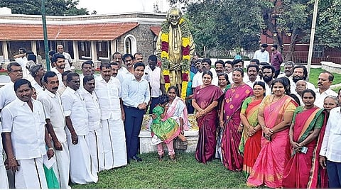 கோவில்பட்டியில் நேற்று திறக்கப்பட்ட கி.ரா. நினைவரங்கத்தில் உள்ள அவரது சிலைக்கு மரியாதை செலுத்திய அமைச்சர் பெ.கீதாஜீவன், ஆட்சியர் கி.செந்தில் ராஜ், ஜி.வி.மார்க்கண்டேயன் எம்எல்ஏ உள்ளிட்டோர்.
