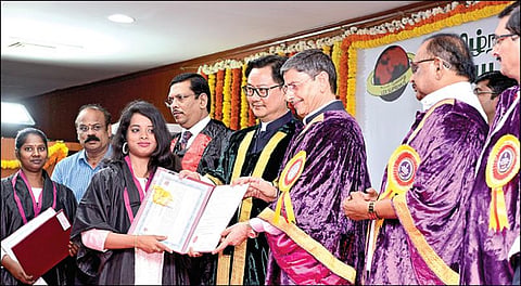சென்னையில் உள்ள தமிழ்நாடு டாக்டர் அம்பேத்கர் சட்டப் பல்கலை.யில் நேற்று நடைபெற்ற பட்டமளிப்பு விழாவில், மாணவர்களுக்குப் பட்டங்களை வழங்கிய மத்திய சட்டத் துறை அமைச்சர் கிரண் ரிஜிஜு, ஆளுநர் ஆர்.என்.ரவி. உடன், தமிழக சட்டத் துறை அமைச்சர் எஸ்.ரகுபதி, பல்கலை. துணைவேந்தர் சந்தோஷ்குமார், பதிவாளர் ரஞ்சித் ஓமன் ஆபிரகாம் உள்ளிட்டோர்.படம்: எம்.முத்துகணேஷ்