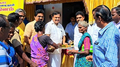 பொதுமக்களுக்கு இலவசமாக 11,000 வடைகள் வழங்கல்: வடையால் வளர்ந்த சிதம்பரம் கடையில் 4-ம் ஆண்டு வடை தினம்!