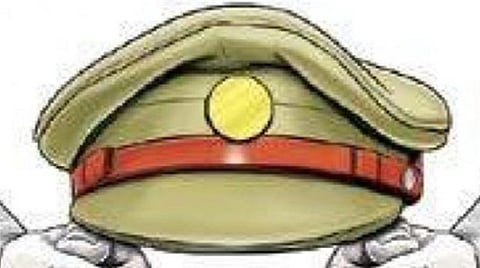 பெண்கள் பள்ளி விடும் நேரத்தில் காலாப்பட்டில் நடுரோட்டில் தண்டால் எடுத்த இளைஞர் - போலீஸ் விசாரிக்க முடிவு