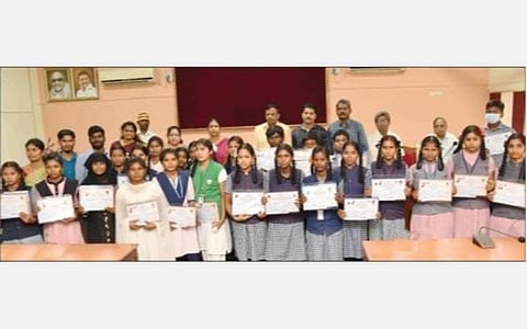 தருமபுரியில் ஆட்சிமொழிக் கருத்தரங்கு நடைபெற்றது. இதில், பல்வேறு போட்டிகளில் வெற்றி பெற்ற மாணவ, மாணவிகளுடன் ஆட்சியர் சாந்தி உள்ளிட்டோர்.