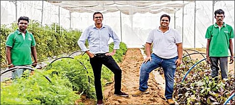 எர்த்ஷாட் பரிசு வென்ற ‘கிரீன்ஹவுஸ் இன் எ பாக்ஸ்’ மாடலுடன் கெய்தி நிறுவனத்தின் நிறுவனர்கள்.