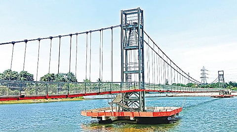 சென்னை மாநகராட்சி சார்பில், வில்லிவாக்கம் ஏரி பொழுதுபோக்கு பூங்காவில் ரூ.8 கோடி செலவில் அமைக்கப்பட்டுள்ள கண்ணாடி தொங்கு பாலம். படம்: ம.பிரபு