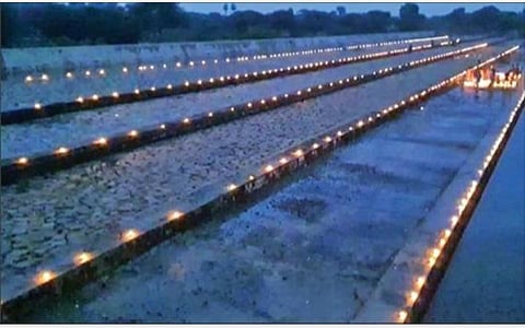 வட்டமலைக்கரை அணையில் 10,008 அகல் விளக்கு தீபம் ஏற்றி வழிபாடு