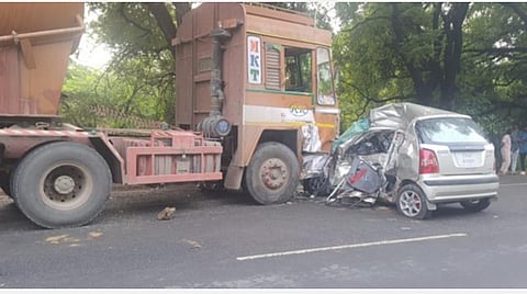காங்கேயம் அருகே கார் மீது டேங்கர் லாரி மோதி விபத்து: ஒரே குடும்பத்தை சேர்ந்த 3 பேர் உயிரிழப்பு