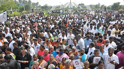 ஜெயலலிதா நினைவிடத்தில் திரண்ட அதிமுக தொண்டர்கள்