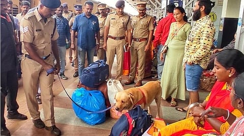 மதுரை ரயில் நிலையத்தில் போலீஸார் சோதனை.