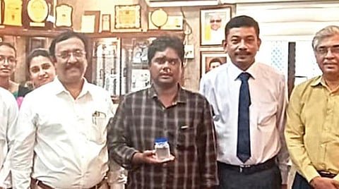 சென்னை ராஜீவ்காந்தி அரசு பொது மருத்துவமனையில் கண்ணுக்குள் இருந்த மரத்துண்டு அகற்றப்பட்டு குணமடைந்த முல்லைவேந்தனுடன் டீன் தேரணிராஜன் மற்றும் மருத்துவக் குழுவினர்.