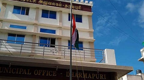 தீர்மானங்களை புறக்கணித்த அதிமுக கவுன்சிலர்கள்; பங்கேற்காத பெரும்பாலான திமுக கவுன்சிலர்கள்: தருமபுரி நகராட்சி கூட்டத்தில் பரபரப்பு