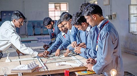 கையருகே கிரீடம் - 21 | பாலிடெக்னிக் படிப்புகள்: பொறியியல் படிக்கட்டுகள்