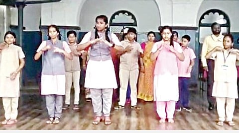 கோவை வெரைட்டிஹால் சாலையில் உள்ள மாநகராட்சி மேல்நிலைப்பள்ளியில் தமிழ்த்தாய் வாழ்த்தை சைகை மொழியில் பாடிய குழந்தைகள்.