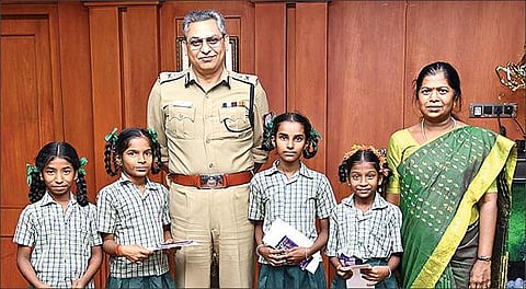 சாலையோரம் கிடந்த ரூ.7,705-ஐ ஏழ்மை நிலையிலும் நேர்மையுடன் காவல் நிலையத்தில் ஒப்படைத்த 5-ம் வகுப்பு அரசு பள்ளி மாணவிகளான ராதிகா, நிஷா, ஏஞ்சல், காவிய ஆகியோரை நேரில் அழைத்து பாராட்டிய சென்னை காவல் ஆணையர் சங்கர் ஜிவால். உடன் வகுப்பு ஆசிரியை கலையரசி.