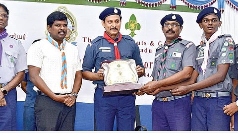 திருச்சியில் நடைபெற்ற மாநில சாரண, சாரணிய இயக்க போட்டிகளில் சாம்பியன் பட்டம் வென்ற தூத்துக்குடி மாவட்ட சாரண, சாரணிய இயக்கத்துக்கு பள்ளிக்கல்வி அமைச்சர் அன்பில் மகேஷ் பொய்யாமொழி வெற்றி கேடயத்தை வழங்கினார்.