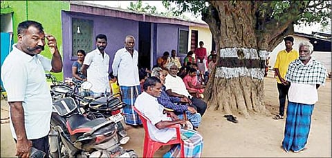 பர்கூர் அருகே தொகரப்பள்ளியைச் சேர்ந்த நாகராஜ் என்பவர் ஊரிலிருந்து ஒதுக்கி வைக்கப்பட்ட நிலையில், அவரது தாயாரின் இறுதிச் சடங்கில் கலந்து கொண்ட வெளியூர் உறவினர்கள். (கோப்பு படம்)