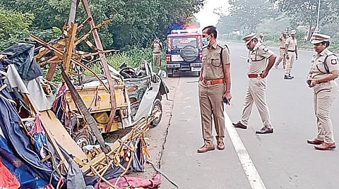மதுராந்தகம் அருகே ஜானகிபுரத்தில் தேசிய நெடுஞ்சாலையில் விபத்து நடந்த பகுதியையும், உருக்குலைந்த வாகனத்தையும் எஸ்பி சுதாகர் பார்வையிட்டார்.