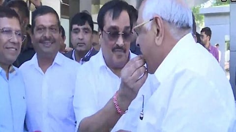 முதல்வர் பூபேந்திர படேலுக்கு இனிப்பு வழங்கிய பாஜக மாநில தலைவர் சி.ஆர்.பாடீல்