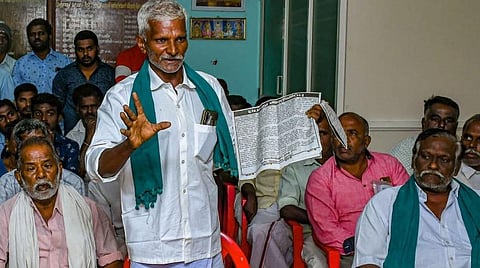 தஞ்சாவூர் கோட்டாட்சியர் அலுவலகத்தில் இன்று விவசாயிகள் கருத்து கேட்பு கூட்டத்தில் பேசிய விவசாயி சுகுமாரன். படம்: ஆர்.வெங்கடேஷ்
