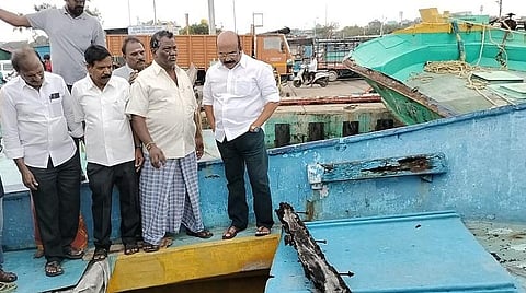 சென்னை காசிமேட்டில் சேதமடைந்த படகுகளை பார்வையிட்ட அதிமுக முன்னாள் அமைச்சர் ஜெயக்குமார்