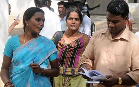 சம வேலைக்கு சம ஊதிய விவகாரம்: இடைநிலை ஆசிரியர்கள் அமைச்சருடன் சந்திப்பு