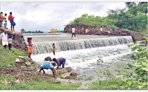 வேலூர் மாவட்டத்தில் கடந்த சில நாட்களாக தொடர்ந்து பெய்து வரும் மழையால், செதுவாலை ஏரி நிரம்பி உபரிநீர் வெளியேறி வருகிறது. படம்: வி.எம்.மணிநாதன்.