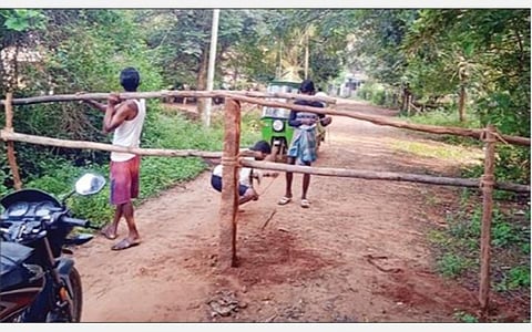 புதுக்கோட்டை மாவட்டம் கீரமங்கலம் அருகே சேதமடைந்த சாலையில் கிராமத்தினரால் நேற்று ஏற்படுத்தப்பட்ட தடுப்பு.