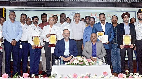 சென்னைத் துறைமுகம் சார்பில் நடைபெற்ற துறைமுக தின விழாவில் பங்கேற்ற துறைமுக தலைவர் சுனில் பாலிவால் (இடது), மற்றும் துணைத் தலைவர் எஸ்.பாலாஜி அருண்குமார்.
