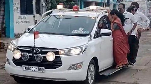 வாகனப் படியில் தொங்கிச் சென்றதை வைரலாக்கிய வலைதளங்கள்: சென்னை மேயர் பிரியாவும்... தொடரும் சர்ச்சைகளும்...