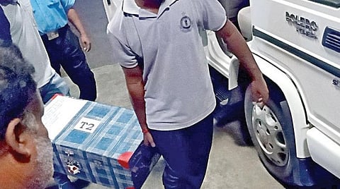 பெட்டியில் வைத்து நீதிமன்றத்துக்கு எடுத்து செல்லப்படும் பேதைப் பொருள்கள்.