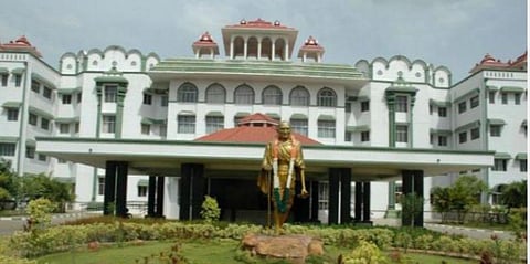 அலோபதி மருத்துவர்கள் போல் சித்த மருத்துவர்களுக்கும் பதவி உயர்வு - உயர் நீதிமன்றம் உத்தரவு