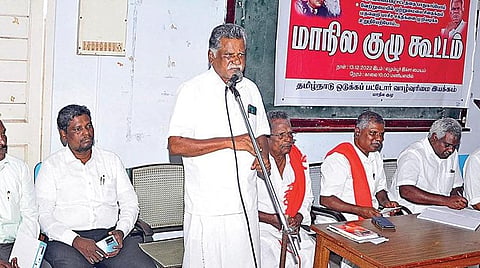சென்னையில் நேற்று நடந்த தமிழ்நாடு ஒடுக்கப்பட்டோர் வாழ்வுரிமை இயக்கத்தின் மாநில குழு கூட்டத்தில் இந்திய கம்யூனிஸ்ட் கட்சி மாநில செயலாளர் இரா.முத்தரசன் பங்கேற்று பேசினார். உடன், இயக்கத்தின் மாநில துணைத் தலைவர் போ.லிங்கம், பொதுச் செயலாளர் மு.வீரபாண்டி யன், தலித் உரிமைகள் இயக்கத்தின் தேசிய தலைவர் ராமமூர்த்தி, க.மாரிமுத்து எம்எல்ஏ உள்ளிட்டோர். படம்: ம.பிரபு