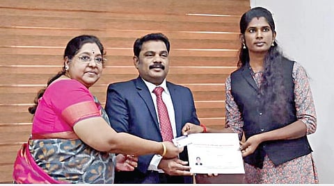 செங்கல்பட்டு மாவட்டம் புதுப்பாக்கம், அரசு சட்டக் கல்லூரியில் படித்த முதல் திருநங்கையான கண்மணிக்கு வழக்கறிஞர் பதிவுக்கான சான்றிதழை தமிழ்நாடு, புதுச்சேரி பார் கவுன்சில் தலைவர் பி.எஸ்.அமல் ராஜ் நேற்று வழங்கினார். உடன் புதுப்பாக்கம் சட்டக்கல்லூரி முதல்வர் கவுரி ரமேஷ்.