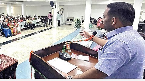 விருதுநகர் அருகே ஆமத்தூரில் உள்ள ஏஏஏ பொறியியல் கல்லூரியில் நடைபெற்ற வழிகாட்டுதல் நிகழ்ச்சியில் மாவட்ட ஆட்சியர் ஜெ.மேகநாதரெட்டி பேசினார்.