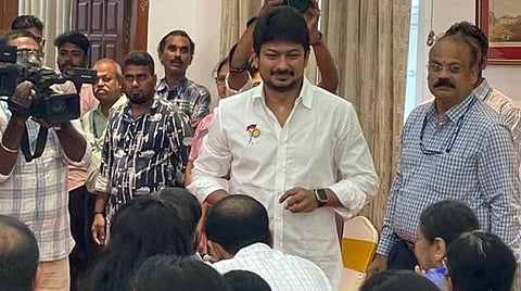 செய்தியாளர்களுக்கு பேட்டி அளித்த அமைச்சர் உதயநிதி ஸ்டாலின்