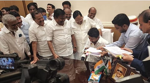 கோப்பில் கையெழுத்திட்ட உதயநிதி ஸ்டாலின்