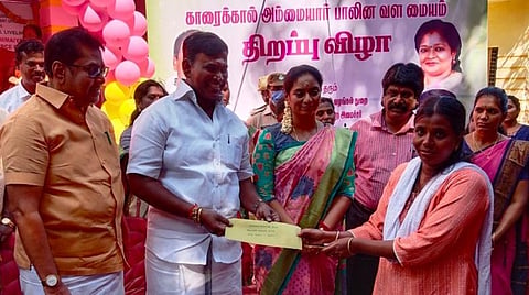 காரைக்காலில் நடைபெற்ற பாலின வள மைய திறப்பு நிகழ்ச்சியில் சுய உதவிக் குழு மகளிருக்கு நிதி உதவிகளை வழங்கிய, புதுச்சேரி ஊரக வளர்ச்சித்துறை அமைச்சர் ஏ.கே.சாய் ஜெ.சரவணன் குமார். உடன் போக்குவரத்துத் துறை அமைச்சர் சந்திர பிரியங்கா, எம்.எல்.ஏ நாஜிம் உள்ளிட்டோர் உள்ளனர்