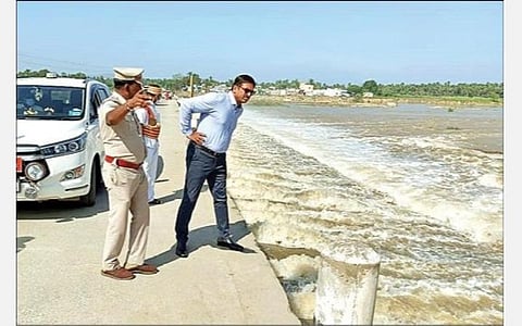 வேலூர் மாவட்டம் விரிஞ்சிபுரம் பாலாறு பகுதியில் அதிகரித்து செல்லும் நீர்வரத்தை பார்வையிட்ட மாவட்ட ஆட்சியர் குமாரவேல் பாண்டியன்.