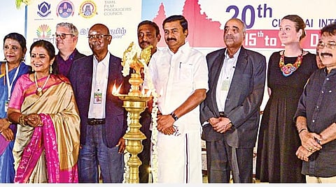இந்தோ சினி அப்ரிசியேஷன் பவுண்டேஷன்(ஐசிஏஎப்) சார்பில் 20-வது சென்னை சர்வதேச திரைப்பட விழா நேற்று தொடங்கியது. திரைப்பட விழாவை செய்தித்துறை அமைச்சர் மு.பெ.சாமிநாதன் தொடங்கி வைத்தார். இந்தோ சினி அப்ரிஷியேஷன் தலைவர் சிவன் கண்ணன், பொதுச்செயலர், இ.தங்கராஜ், நடிகை பூர்ணிமா பாக்யராஜ், தயாரிப்பாளர் கே ஆர் உட்பட பலர் கலந்து கொண்டனர்.படம்: பு.க.பிரவீன்.