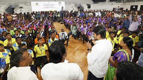 ஆந்திர மாநிலம் குண்டூரில் நடக்க உள்ள தேசிய அளவிலான ஏகலைவா உண்டி உறைவிடப் பள்ளிகளுக்கு இடையிலான விளையாட்டுப் போட்டிகளில், தமிழகம் சார்பில் பங்கேற்கும் மாணவர்களுடன் சென்னை நேரு உள்விளையாட்டு அரங்கில் அமைச்சர் உதயநிதி ஸ்டாலின் நேற்று கலந்துரையாடினார். உடன், ஆதிதிராவிடர் நலத் துறை அமைச்சர் கயல்விழி செல்வராஜ் மற்றும் துறை அதிகாரிகள் உள்ளிட்டோர். படம்: ம.பிரபு