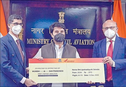 மும்பையிலிருந்து அமெரிக்காவின் சான் பிரான்சிஸ்கோ நகருக்கு ஏர் இந்தியாவின் நேரடி விமான சேவையை மத்திய விமான போக்குவரத்துத் துறை அமைச்சர் ஜோதிர் ஆதித்ய சிந்தியா நேற்று டெல்லியில் இருந்தபடி காணொலி மூலம் தொடங்கி வைத்தார். படம்: பிடிஐ