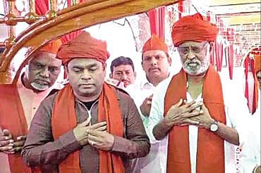 கடப்பா அமீன்பீர் தர்காவில் இசையமைப்பாளர் ஏஆர் ரஹ்மானுடன் இணைந்து தொழுகை நடத்திய ரஜினிகாந்த்.