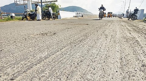 வேலூர் புதிய பேருந்து நிலையம் அருகே இருந்து விருதம்பட்டு செல்லும் காட்பாடி சாலையில் புதிய தார்ச்சாலை அமைக்க இயந்திரம் கொண்டு சுரண்டப்பட்டுள்ளது. இதனால் வாகன ஓட்டிகள் அவதிப்படுகின்றனர்.படம்: வி.எம்.மணிநாதன்.