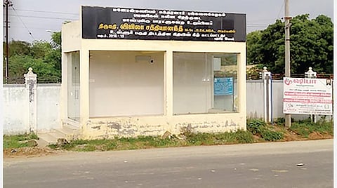 திருநெல்வேலி | சுந்தரனார் பல்கலைக்கழகம் அருகே ரூ.10 லட்சத்தில் கட்டப்பட்ட நிழற்குடை பாழ்