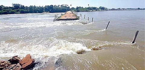 காஞ்சிபுரம் மாவட்டத்தில் பாலாற்றில் ஏற்பட்ட வெள்ளப்பெருக்கால் பெரும்பாக்கம் அருகே சேதமடைந்த தரைப்பாலம்.
