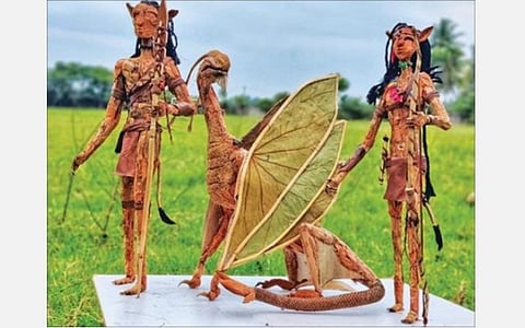 எளிய இயற்கையான பொருட்களைக் கொண்டு கவிஞரேறு வாணிதாசன் அரசுப் பள்ளி மாணவர்கள் வடிவமைத்த ‘அவதார் 2’ படத்தின் பாத்திரங்களின் உருவங்கள்.