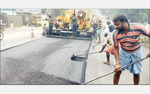 வேலூர்-காட்பாடி சாலையில் விருதம்பட்டு பகுதியில் சாலை அமைக்கும் பணி நடைபெற்றது. படம்: வி.எம்.மணிநாதன்.