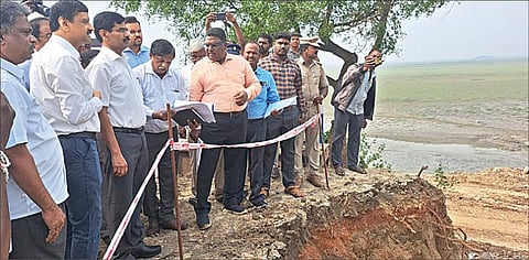 மதுராந்தகம் ஏரியில் ரூ.120.24 கோடியில் நடந்துவரும் தூர்வாரும் பணியை தமிழக அரசின் தலைமைச் செயலாளர் வெ.இறையன்பு நேற்று ஆய்வு மேற்கொண்டார். உயர் அதிகாரிகள் உடனிருந்தனர்.