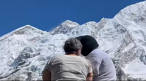 எவரெஸ்ட்டின் அழகை ரசித்த முதிய தம்பதி.