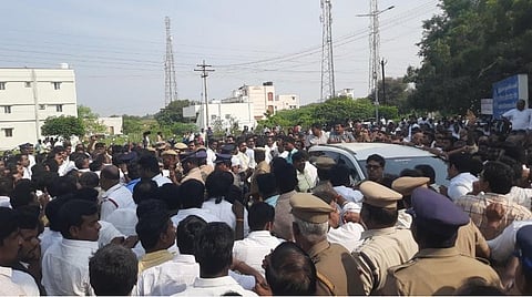 கரூர் மாவட்ட ஆட்சியர் அலுவலகத்தின் முன் மோதலில் ஈடுபட்ட திமுக, அதிமுகவினர்