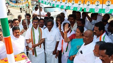 சேலம் ஓலைப்பட்டியில் கட்சி கொடியை ஏற்றிய தமிழ்நாடு காங்கிரஸ் கட்சி தலைவர் கே.எஸ் அழகிரி