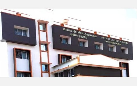 ஊரை விட்டு ஒதுக்கி வைத்த பஞ்சாயத்தார் மீது நடவடிக்கை கோரி ஆட்சியர் அலுவலகத்தில் குடியேறும் போராட்டம் நடத்திய மீனவர் குடும்பம்